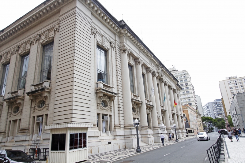 {'nm_midia_inter_thumb1':'https://www.jornaldocomercio.com/_midias/jpg/2022/01/06/206x137/1_ap_060122___palacio_piratini__1_-9513284.jpg', 'id_midia_tipo':'2', 'id_tetag_galer':'', 'id_midia':'61d749dd4d887', 'cd_midia':9513284, 'ds_midia_link': 'https://www.jornaldocomercio.com/_midias/jpg/2022/01/06/ap_060122___palacio_piratini__1_-9513284.jpg', 'ds_midia': 'Fachada do Palácio Piratini, sede do governo estadual', 'ds_midia_credi': 'ANDRESSA PUFAL/JC', 'ds_midia_titlo': 'Fachada do Palácio Piratini, sede do governo estadual', 'cd_tetag': '1', 'cd_midia_w': '800', 'cd_midia_h': '533', 'align': 'Left'}