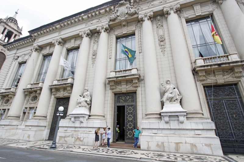 {'nm_midia_inter_thumb1':'https://www.jornaldocomercio.com/_midias/jpg/2022/01/06/206x137/1_ap_060122___palacio_piratini__4_-9513287.jpg', 'id_midia_tipo':'2', 'id_tetag_galer':'', 'id_midia':'61d749dd4d887', 'cd_midia':9513287, 'ds_midia_link': 'https://www.jornaldocomercio.com/_midias/jpg/2022/01/06/ap_060122___palacio_piratini__4_-9513287.jpg', 'ds_midia': 'Fachada do Palácio Piratini, sede do governo estadual', 'ds_midia_credi': 'ANDRESSA PUFAL/JC', 'ds_midia_titlo': 'Fachada do Palácio Piratini, sede do governo estadual', 'cd_tetag': '1', 'cd_midia_w': '800', 'cd_midia_h': '533', 'align': 'Left'}