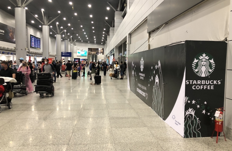 Tapume da futura unidade já chama a atenção na área de check-in doméstico do aeroporto