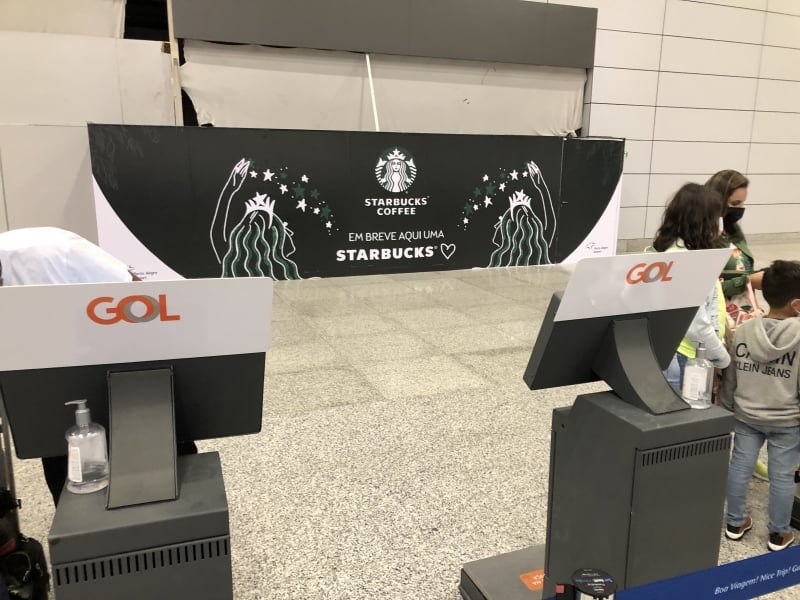 {'nm_midia_inter_thumb1':'https://www.jornaldocomercio.com/_midias/jpg/2022/01/07/206x137/1_img_7615-9513759.jpg', 'id_midia_tipo':'2', 'id_tetag_galer':'', 'id_midia':'61d84cfd2e847', 'cd_midia':9513759, 'ds_midia_link': 'https://www.jornaldocomercio.com/_midias/jpg/2022/01/07/img_7615-9513759.jpg', 'ds_midia': 'Minuto Varejo - segunda loja da Starbucks - Aeroporto Internacional Salgado Filho - Porto Alegre - área de check-in terminal de passageiros - consumo - cafeteria - rede de cafeterias- café - bebidas ', 'ds_midia_credi': 'PATRICIA COMUNELLO/ESPECIAL/JC', 'ds_midia_titlo': 'Minuto Varejo - segunda loja da Starbucks - Aeroporto Internacional Salgado Filho - Porto Alegre - área de check-in terminal de passageiros - consumo - cafeteria - rede de cafeterias- café - bebidas ', 'cd_tetag': '1', 'cd_midia_w': '800', 'cd_midia_h': '600', 'align': 'Left'}