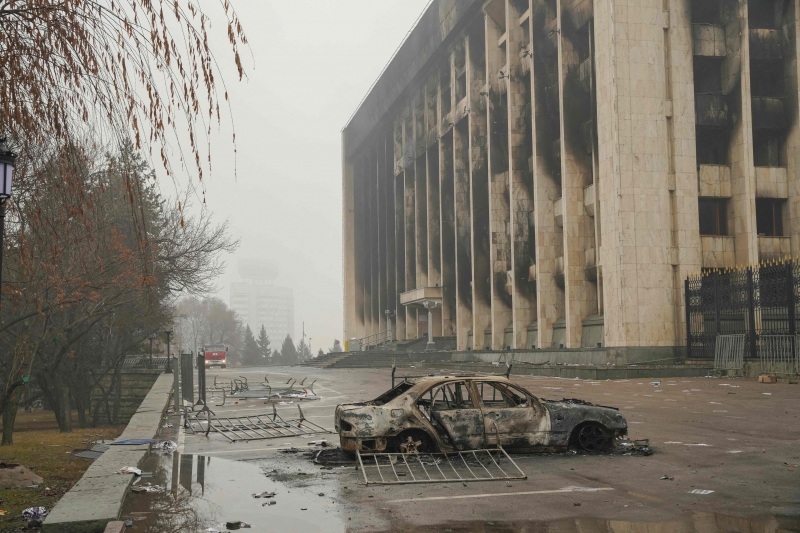 Prédios administrativos em Almaty foram incendiados pelos manifestantes