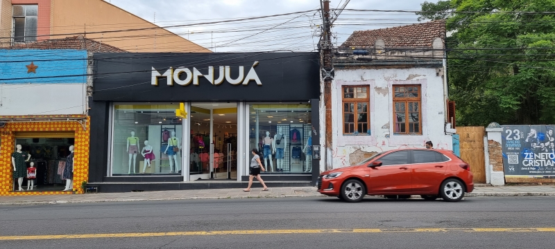 {'nm_midia_inter_thumb1':'https://www.jornaldocomercio.com/_midias/jpg/2022/01/10/206x137/1_azenha_casa_abandonada-9514973.jpg', 'id_midia_tipo':'2', 'id_tetag_galer':'', 'id_midia':'61dca8bd58413', 'cd_midia':9514973, 'ds_midia_link': 'https://www.jornaldocomercio.com/_midias/jpg/2022/01/10/azenha_casa_abandonada-9514973.jpg', 'ds_midia': 'Minuto Varejo - avenida Azenha - novos neg&oacute;cios - varejo - com&eacute;rcio de rua - trecho com Loja Monju&aacute; e ao lado casa abandonada onde j&aacute; encontraram restos de ar condicionado roubado de com&eacute;rcios - n&uacute;mero 1018 -  seguran&ccedil;a p&uacute;blica - Porto Alegre', 'ds_midia_credi': 'PATRICIA COMUNELLO/ESPECIAL/JC', 'ds_midia_titlo': 'Minuto Varejo - avenida Azenha - novos neg&oacute;cios - varejo - com&eacute;rcio de rua - trecho com Loja Monju&aacute; e ao lado casa abandonada onde j&aacute; encontraram restos de ar condicionado roubado de com&eacute;rcios - n&uacute;mero 1018 -  seguran&ccedil;a p&uacute;blica - Porto Alegre', 'cd_tetag': '1', 'cd_midia_w': '800', 'cd_midia_h': '360', 'align': 'Left'}