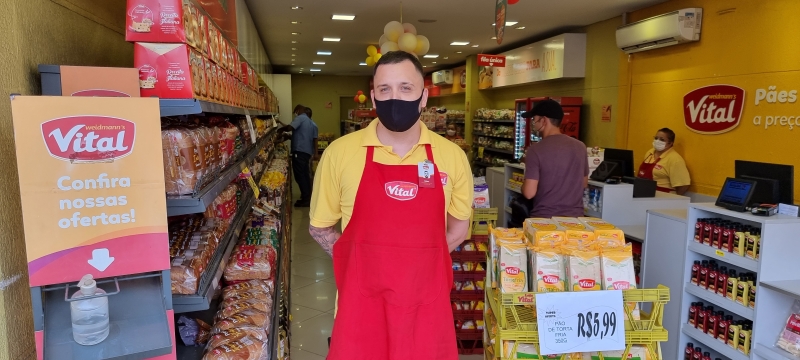 {'nm_midia_inter_thumb1':'https://www.jornaldocomercio.com/_midias/jpg/2022/01/10/206x137/1_azenha_vital_algo-9514979.jpg', 'id_midia_tipo':'2', 'id_tetag_galer':'', 'id_midia':'61dca92411559', 'cd_midia':9514979, 'ds_midia_link': 'https://www.jornaldocomercio.com/_midias/jpg/2022/01/10/azenha_vital_algo-9514979.jpg', 'ds_midia': 'Minuto Varejo - avenida Azenha - novos negócios - varejo - comércio de rua - Vital Pães - dois arrombamentos em três dias em dezembro - gerente Dylan Rodrigues Troviscal - segurança pública - Porto Alegre', 'ds_midia_credi': 'PATRICIA COMUNELLO/ESPECIAL/JC', 'ds_midia_titlo': 'Minuto Varejo - avenida Azenha - novos negócios - varejo - comércio de rua - Vital Pães - dois arrombamentos em três dias em dezembro - gerente Dylan Rodrigues Troviscal - segurança pública - Porto Alegre', 'cd_tetag': '1', 'cd_midia_w': '800', 'cd_midia_h': '360', 'align': 'Left'}