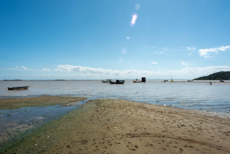 Na baía de Belém Novo, a diminuição da água no Guaíba e o vento tem gerado alta turbidez da água bruta
