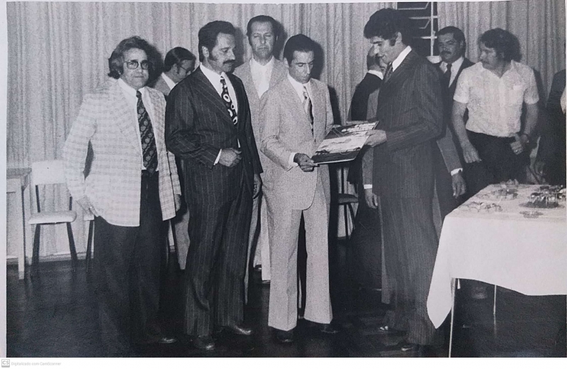 Colmar Duarte recebe o LP duplo da 5ª edição da Califórnia, realizada em 1975