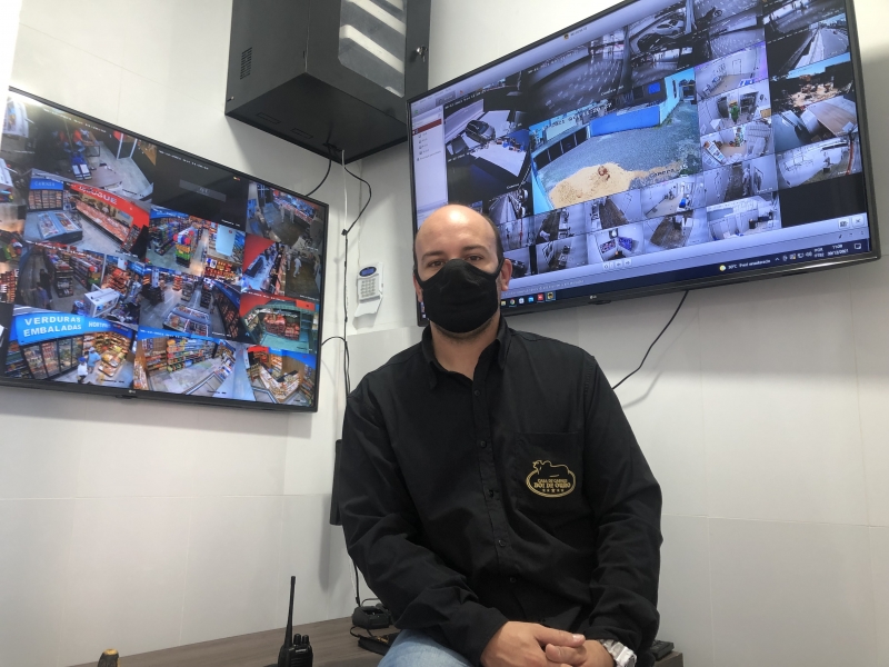 {'nm_midia_inter_thumb1':'https://www.jornaldocomercio.com/_midias/jpg/2022/01/11/206x137/1_img_7305-9515396.jpg', 'id_midia_tipo':'2', 'id_tetag_galer':'', 'id_midia':'61ddb2e3cf927', 'cd_midia':9515396, 'ds_midia_link': 'https://www.jornaldocomercio.com/_midias/jpg/2022/01/11/img_7305-9515396.jpg', 'ds_midia': 'Minto Varejo - com&eacute;rcio de rua no bairro Azenha - seguran&ccedil;a - assaltos - a&ccedil;ougue - Boi de Ouro - diretor financeiro Marcos Alexandre Miotto Martins - sala de c&acirc;meras de seguran&ccedil;a - vigil&acirc;ncia - consumo - Porto Alegre', 'ds_midia_credi': 'PATRICIA COMUNELLO/ESPECIAL/JC', 'ds_midia_titlo': 'Minto Varejo - com&eacute;rcio de rua no bairro Azenha - seguran&ccedil;a - assaltos - a&ccedil;ougue - Boi de Ouro - diretor financeiro Marcos Alexandre Miotto Martins - sala de c&acirc;meras de seguran&ccedil;a - vigil&acirc;ncia - consumo - Porto Alegre', 'cd_tetag': '1', 'cd_midia_w': '800', 'cd_midia_h': '600', 'align': 'Left'}