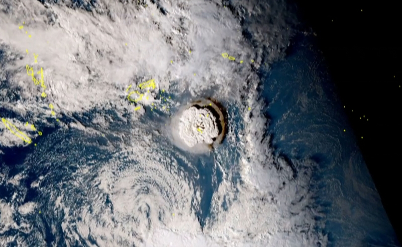 Imagens de satélite captaram o momento da erupção e a nuvem de cinzas, vapor e gás emitida pelo vulcão Hunga Tonga-Hunga Ha'apai