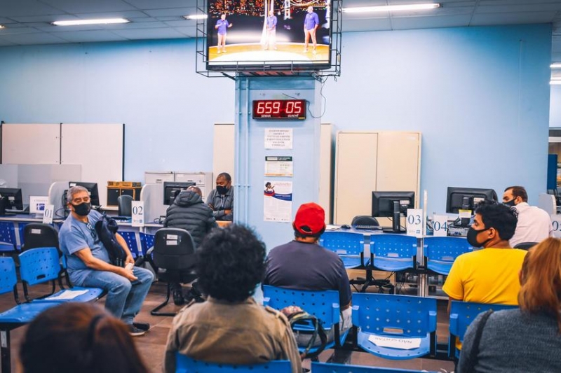 O atendimento presencial ocorre em cinco locais, de segunda a sexta-feira