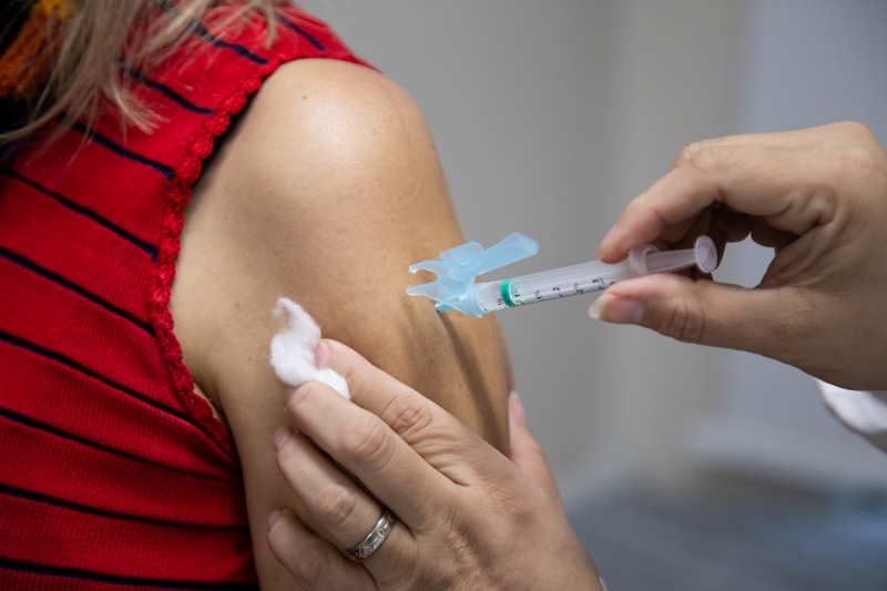 Segundo reforço é aplicado em pessoas que receberam a terceira dose há pelo menos 4 meses