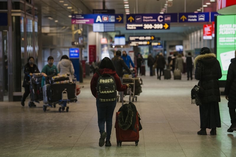 Opções para quem quer sair são poucas, pois quase todas as companhias aéreas suspenderam voos entre a Rússia e a Europa