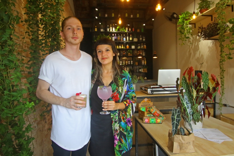 Drew Roza e Jade Primavera são sócios da Flori, que reúne drinks e plantas Foto: LUIZA PRADO/JC