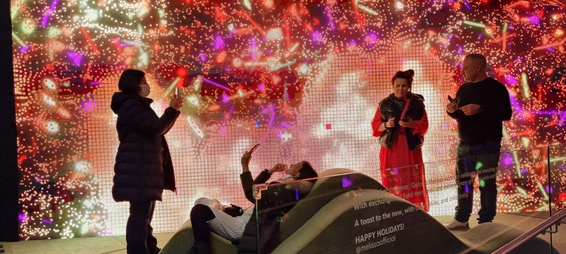 Integrantes da comitiva experimentaram os efeitos da interação na vitrine da Galeria Melissa