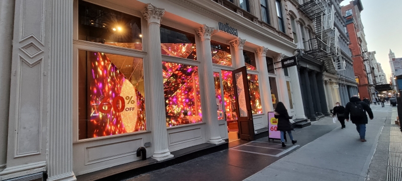 {'nm_midia_inter_thumb1':'https://www.jornaldocomercio.com/_midias/jpg/2022/01/20/206x137/1_melissa_fachada_menor-9523535.jpg', 'id_midia_tipo':'2', 'id_tetag_galer':'', 'id_midia':'61e9ace5820ad', 'cd_midia':9523535, 'ds_midia_link': 'https://www.jornaldocomercio.com/_midias/jpg/2022/01/20/melissa_fachada_menor-9523535.jpg', 'ds_midia': 'Minuto Varejo - Nova York - visitas técnicas - Galeria Melissa ', 'ds_midia_credi': 'PATRICIA COMUNELLO/ESPECIAL/JC', 'ds_midia_titlo': 'Minuto Varejo - Nova York - visitas técnicas - Galeria Melissa ', 'cd_tetag': '1', 'cd_midia_w': '800', 'cd_midia_h': '360', 'align': 'Left'}