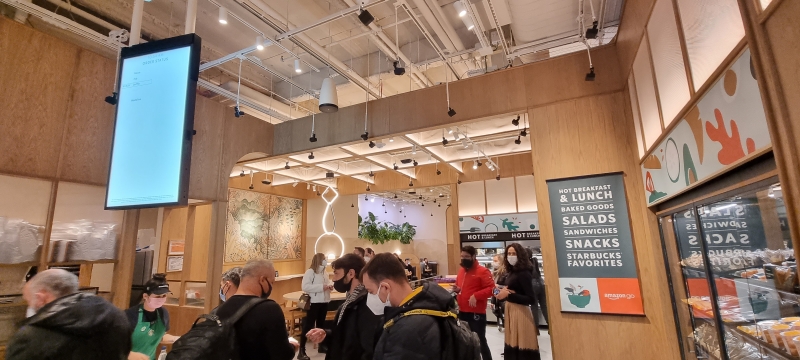 Equipamentos fixados no teto monitoram a movimentação do cliente dentro da loja