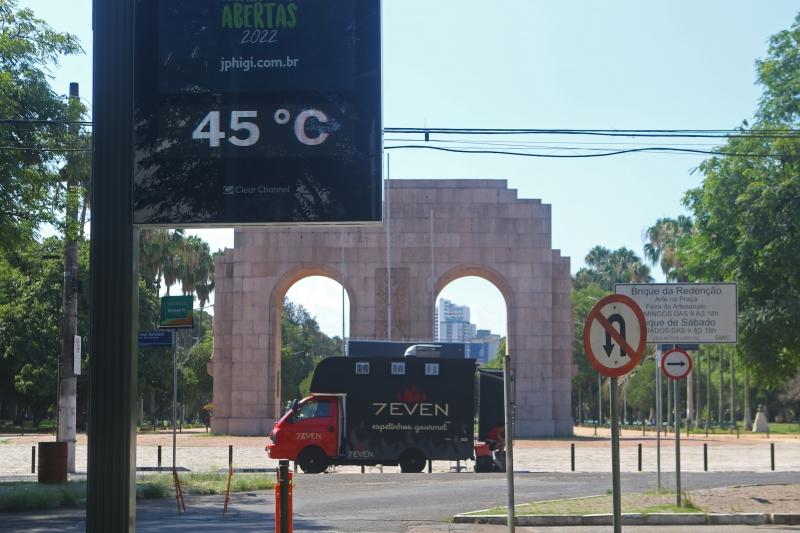 Previsão de um dos dias mais quentes das últimas décadas. Fotos de termômetros, orla, avenidas e Redenção