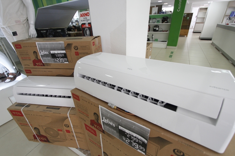 Lojas estão repondo diariamente os estoques para atender à demanda