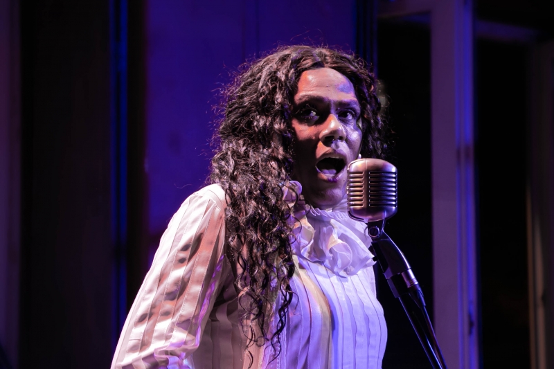 A multiartista Valéria Barcellos integra o elenco da peça 'Maremoto'
