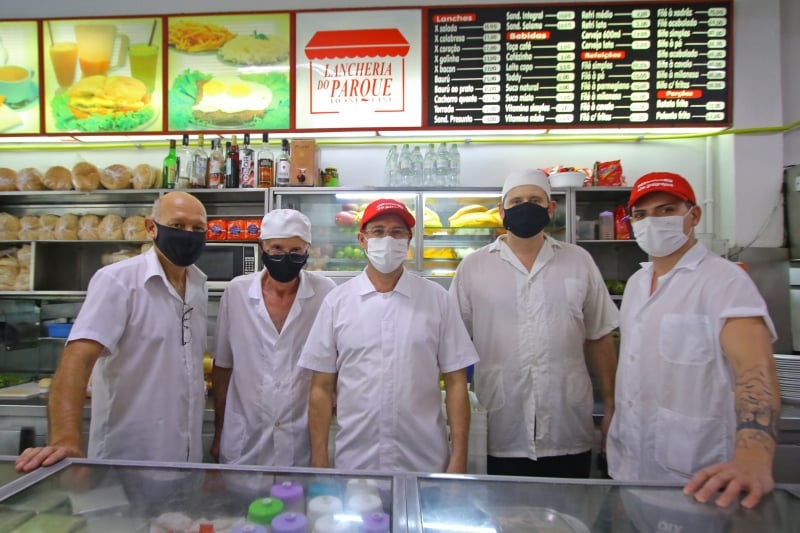 Atendentes da 'Lanchera' têm relação próxima com os clientes e com o bairro Bom Fim
