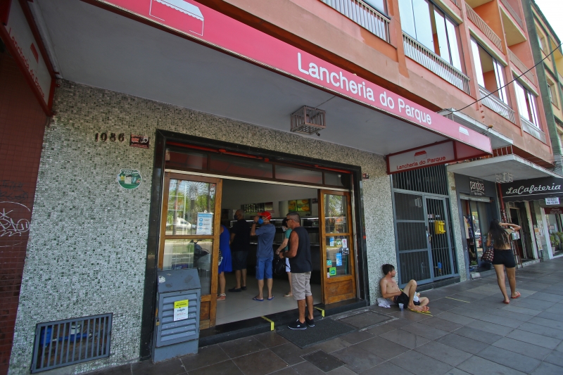 {'nm_midia_inter_thumb1':'https://www.jornaldocomercio.com/_midias/jpg/2022/01/25/206x137/1_lp_250122___lancheria_do_parque__22_-9526687.jpg', 'id_midia_tipo':'2', 'id_tetag_galer':'', 'id_midia':'61f006554b670', 'cd_midia':9526687, 'ds_midia_link': 'https://www.jornaldocomercio.com/_midias/jpg/2022/01/25/lp_250122___lancheria_do_parque__22_-9526687.jpg', 'ds_midia': 'Fotos da Lancheria do Parque para a Reportagem Cultural.  ', 'ds_midia_credi': 'LUIZA PRADO/JC', 'ds_midia_titlo': 'Fotos da Lancheria do Parque para a Reportagem Cultural.  ', 'cd_tetag': '1', 'cd_midia_w': '800', 'cd_midia_h': '533', 'align': 'Left'}