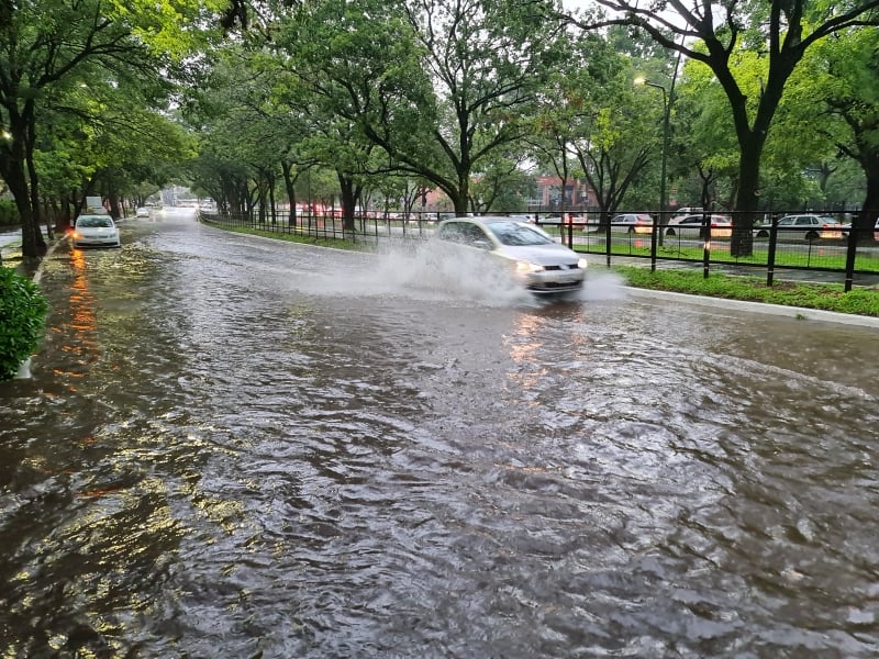 A Avenida Erico Verissimo era uma das vias alagadas devido à forte chuva que atingiu a Capital