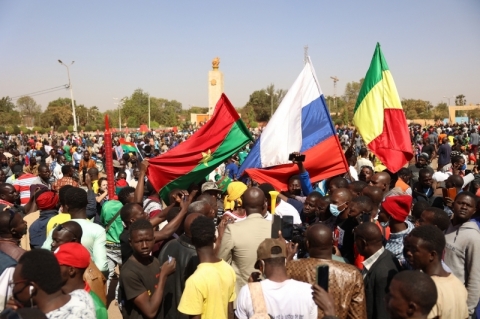 Mais de mil pessoas vão às ruas da capital de Burkina Faso celebrar golpe de estado