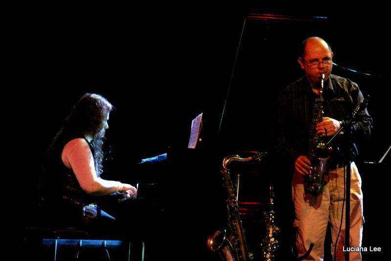 Luizinho Santos e Bethy Krieger sobem ao palco para performar clássicos nacionais
