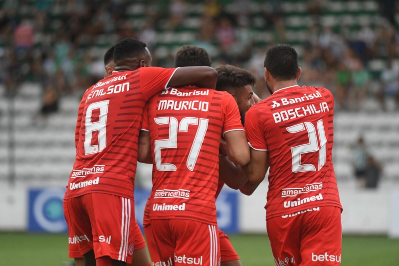 Cercado pelos companheiros, Yuri Alberto comemora o segundo gol na vitória colorada