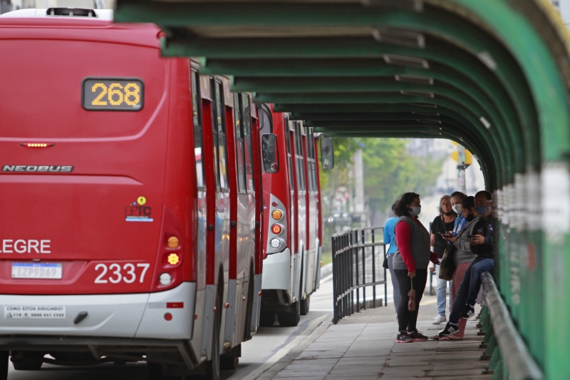 O destaque foi para o setor de serviços profissionais, administrativos e complementares, que caíram 1,1%