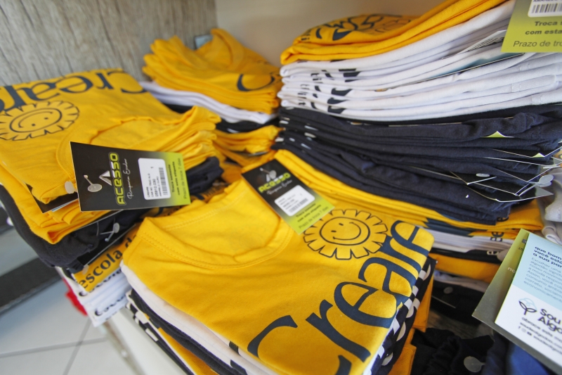 Fotos da dona Daiane Nascimento e da loja Acesso Rouparia Escolar Foto: ANDRESSA PUFAL/JC