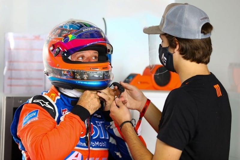 No próximo dia 13, em Interlagos, o piloto de 20 anos vai dividir o volante do carro 111 com seu pai
