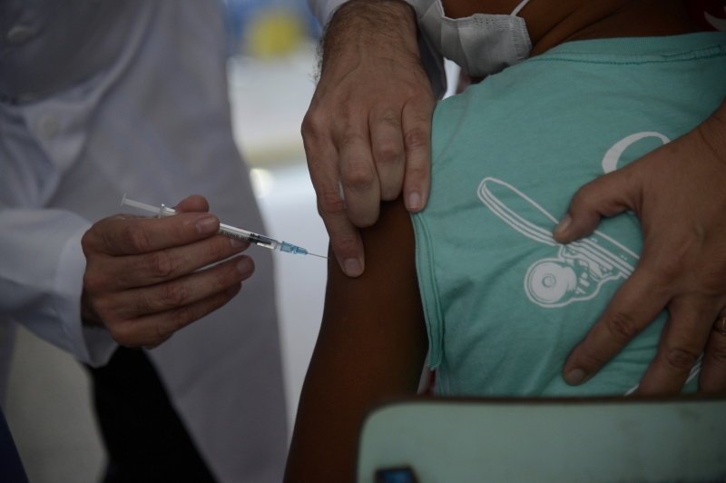 Crianças de cinco a 11 anos recebem a vacina contra a Covid-19 em 26 unidades de saúde