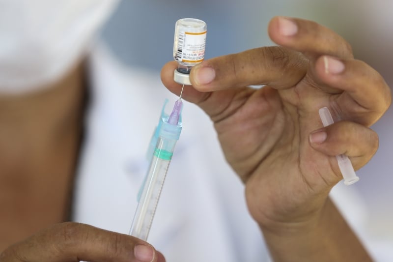 Crian�as recebem a imuniza��o em 27 unidades de sa�de