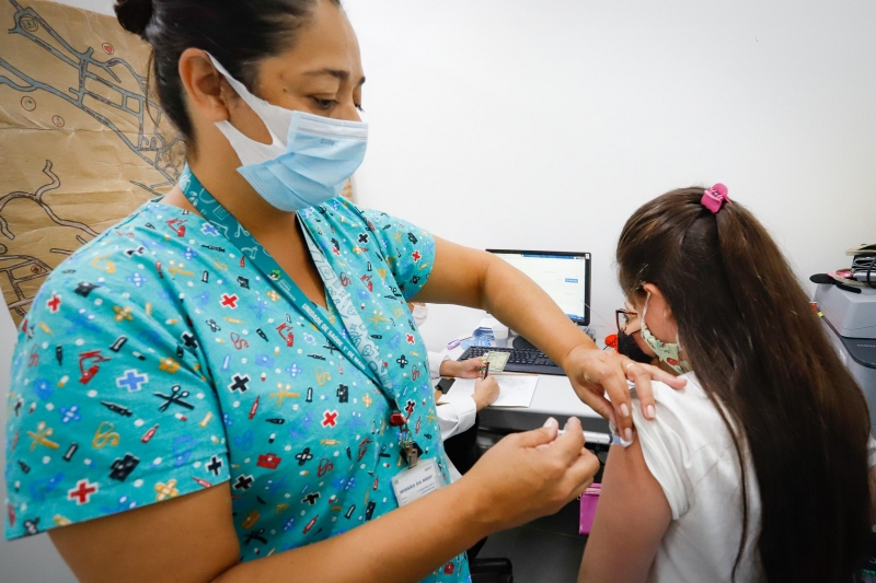 Crianças de cinco a 11 anos recebem imunizantes da Coronavac e da Pfizer 