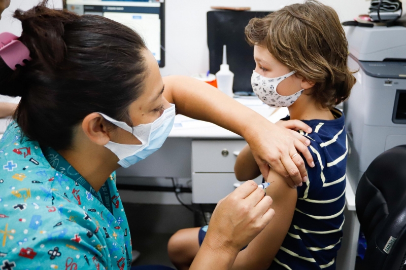 Crianças recebem os imunizantes Coronavac e Pfizer