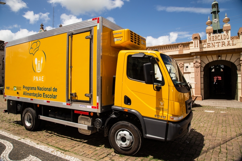 Modelo de veículo frigorífico atenderá 110 escolas da rede municipal e conveniadas