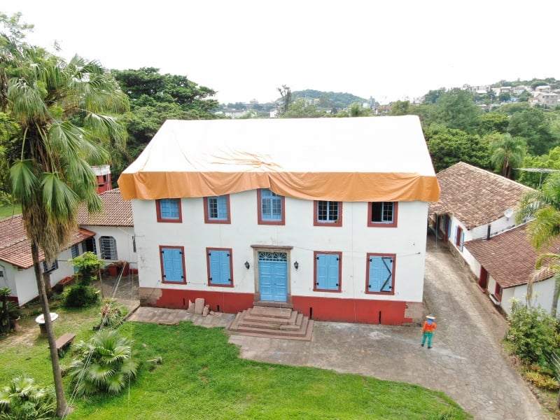 Trabalho em imóvel histórico particular incluiu limpeza, escoramento, proteção de telhas originais e colocação de lona de 220 metros quadrados