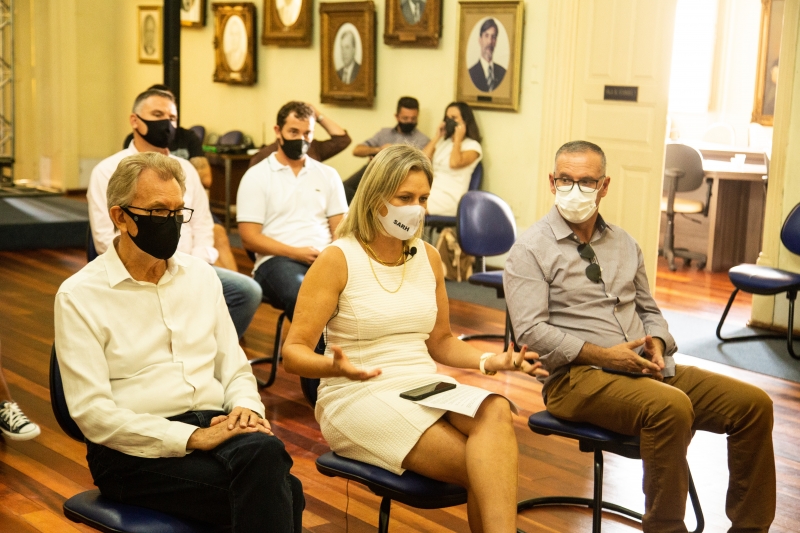 Paula Mascarenhas (c) confirmou o reajuste de 33,24%, que será concedido após aprovação de projeto pela Câmara de Vereadores