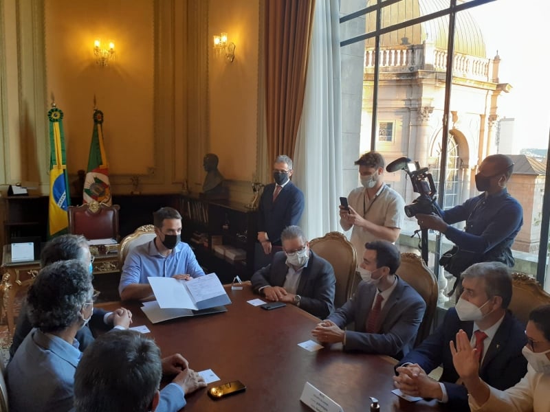 Governador Eduardo Leite recebeu os empreendedores no Palácio Piratini