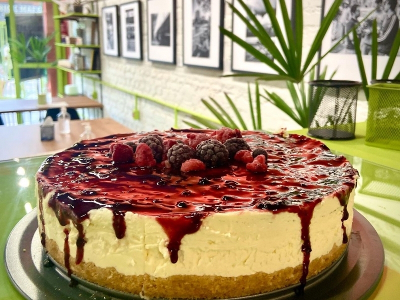 Cardápio de doces é irresistível e é emoldurado pelas exposições que vão mudar a cada três meses