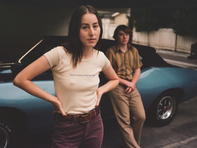 Filme de com&eacute;dia rom&acirc;ntica conta a hist&oacute;ria de dois jovens dos anos de 1970