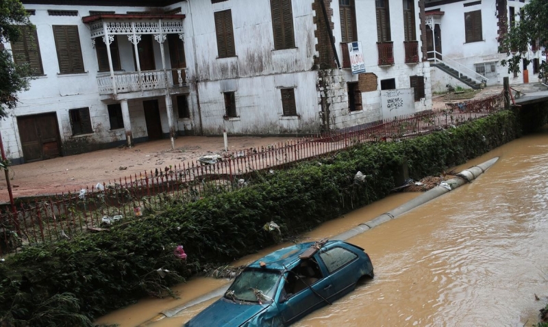 A forte chuva que atingiu a cidade na tarde de terça-feira causou deslizamentos e alagamentos