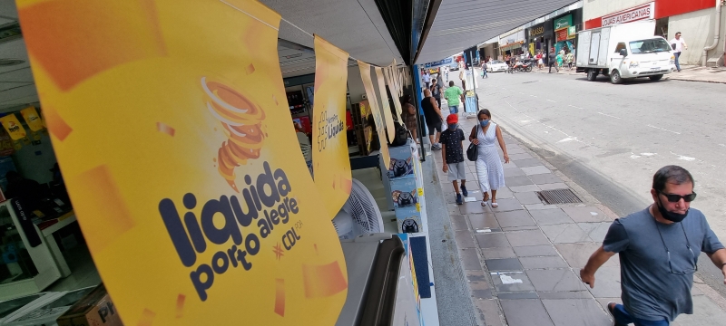 No Centro da Capital, já havia estabelecimentos 'vestidos' para a campanha um dia antes 