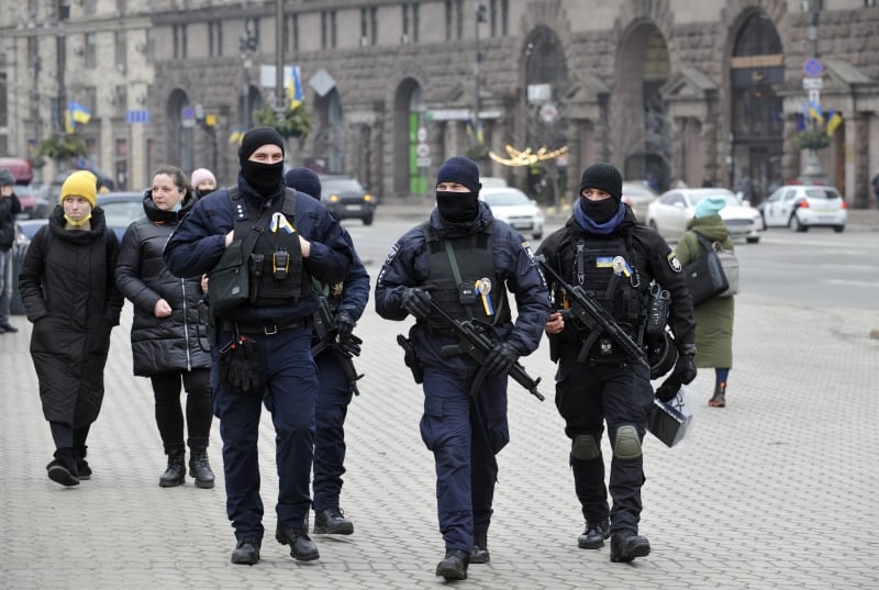 O gabinete do prefeito de Kiev disse que são necessárias regras estritas para limpar a cidade, que está sob bombardeios e tiros, de "grupos de sabotagem e reconhecimento do inimigo"