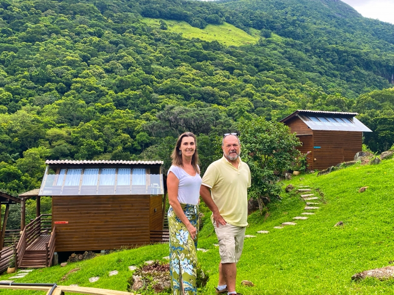 Ana Cláudia Strauch e Jean Pierre Perrot são sócios da Pousada e Parque Cachoeira dos Borges, em Mampituba Foto: ARQUIVO PESSOAL/JC