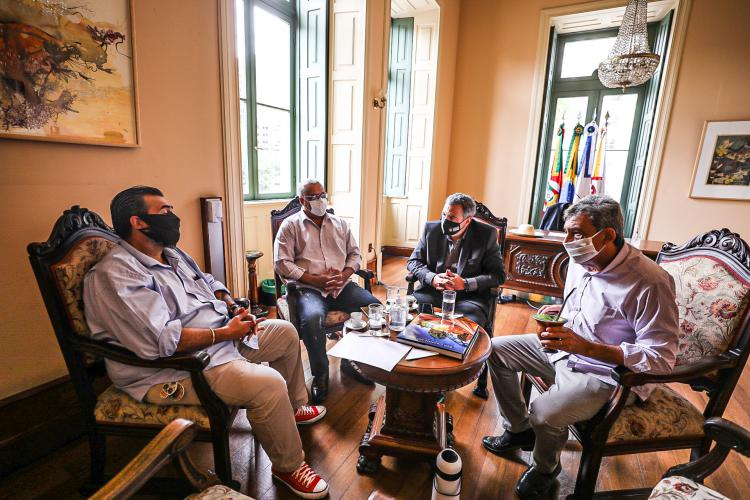 Claudio Janta (e) esteve reunido com Melo, no paço municipal, antes do anúncio