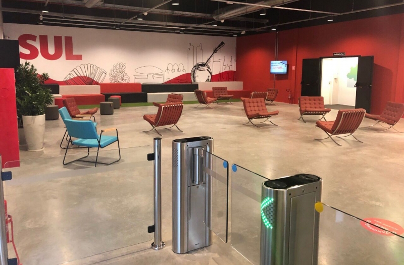 Os candidatos devem ter Ensino Médio completo ou Superior em andamento ou concluído