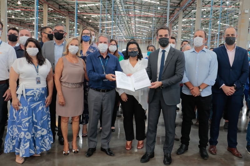 Governador Eduardo Leite visitou a fábrica da empresa localizada em Viamão