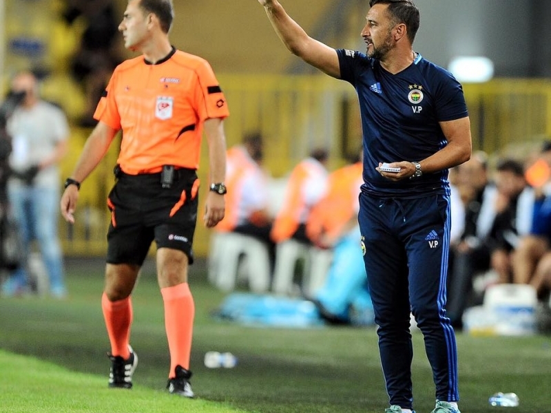 Vitor Pereira chega para comandar o Corinthians e assina contrato até o fim da temporada