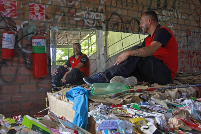 {'nm_midia_inter_thumb1':'https://www.jornaldocomercio.com/_midias/jpg/2022/02/23/206x137/1_lp_230222___reciclagem__35_-9550504.jpg', 'id_midia_tipo':'2', 'id_tetag_galer':'', 'id_midia':'62165e0f18ed4', 'cd_midia':9550504, 'ds_midia_link': 'https://www.jornaldocomercio.com/_midias/jpg/2022/02/23/lp_230222___reciclagem__35_-9550504.jpg', 'ds_midia': 'Entrevista com Alexandro Cardoso - Alex Catador. É catador de materiais recicláveis, autor do livro "Do lixo a Bixo" e está concluindo a Faculdade de Ciências Sociais na Ufrgs. ', 'ds_midia_credi': 'LUIZA PRADO/JC', 'ds_midia_titlo': 'Entrevista com Alexandro Cardoso - Alex Catador. É catador de materiais recicláveis, autor do livro "Do lixo a Bixo" e está concluindo a Faculdade de Ciências Sociais na Ufrgs. ', 'cd_tetag': '1', 'cd_midia_w': '800', 'cd_midia_h': '533', 'align': 'Left'}