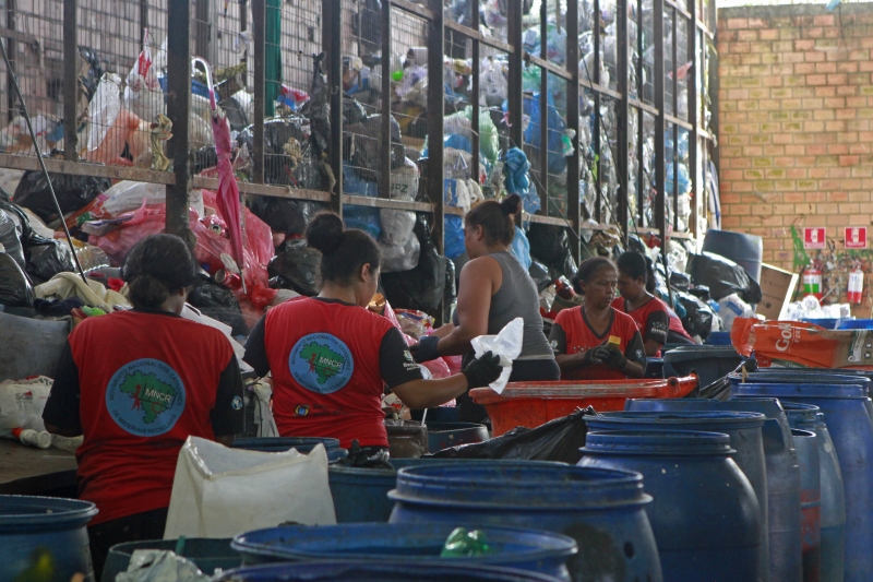 Podem participar do programa as cooperativas e as associações de catadores